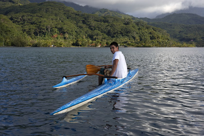 15_025166  ©ThMartinez Sea&Co.  RAIATEA - ILES SOUS LE VENT. POLYNESIE FRANCAISE .  2 Février 2015. ..Jeunes tahitiens pratiquant des sports nautiques dan sle lagon de Raiatea