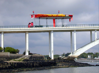 ©Thierry Martinez   Sea&Co. Open 60' SODEBO , skipper Thomas Coville ( FRA).Transport du bateau vers La Trinite sur Mer( 56)..Le bateau passe sur le pont de Kerisper.