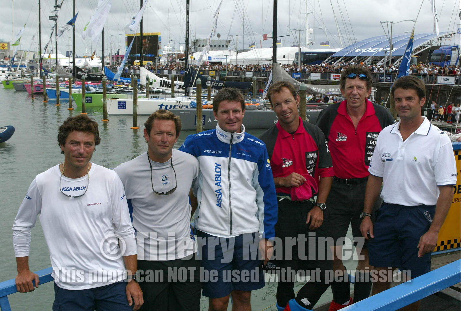 ©Thierry Martinez   Sea&Co.  02_0004D .Volvo Ocean Race 2001 02 . .Auckland (NZL) 27th Jan 2002 . Start Leg 4 Auckland (NZL) to Rio (BRA). .Les Frenchies de la Volvo. De gauche à droite: Jules Mazars (ASSA ABLOY), Jan Dekker (TYCO) ,.Sidney Gavignet (ASSA ABLOY), Thomas Coville (DJUICE), Jean Yves Bernot (DJUICE) Pascal Bidegorry (SEB).manque sur la photo Jacques Vincent (DJUICE).