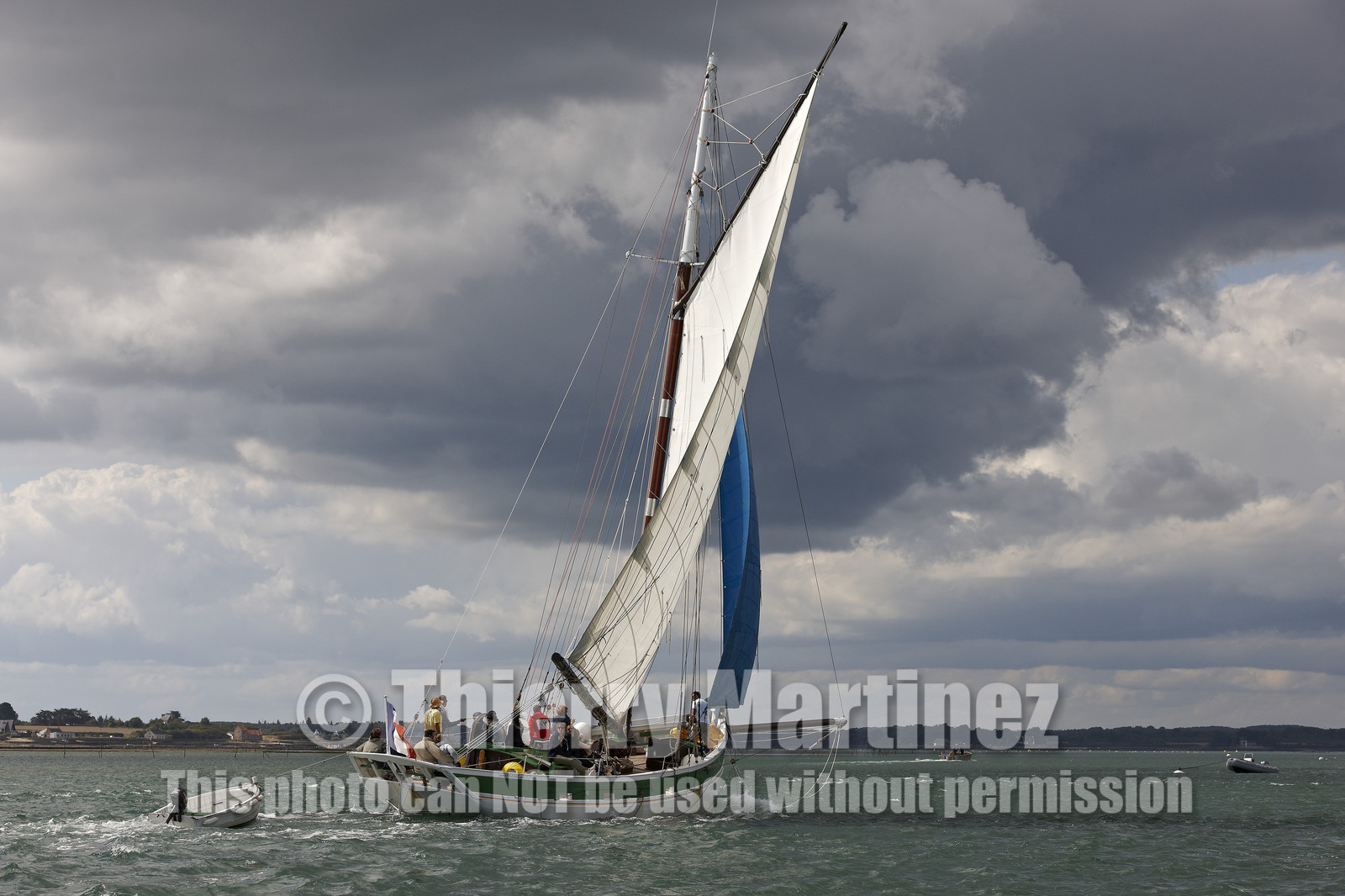 Langoustier  KROG E BARZ sous voile dans le golfe du Morbihan.