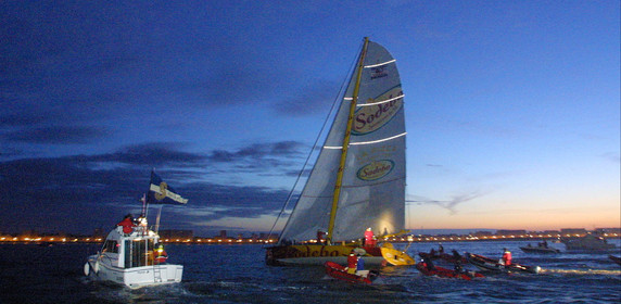 ©Thierry Martinez   Sea&Co.Vendee Globe Finish. les Sables d'Olonne (FRA) 23th february 2001. 07h15 (local time).Thomas Coville (FRA) SODEBO finishing 6th in single handed round the world race, in 105days 7h 24mn..Thomas had crossed the finish line at 23h35mn the day before.