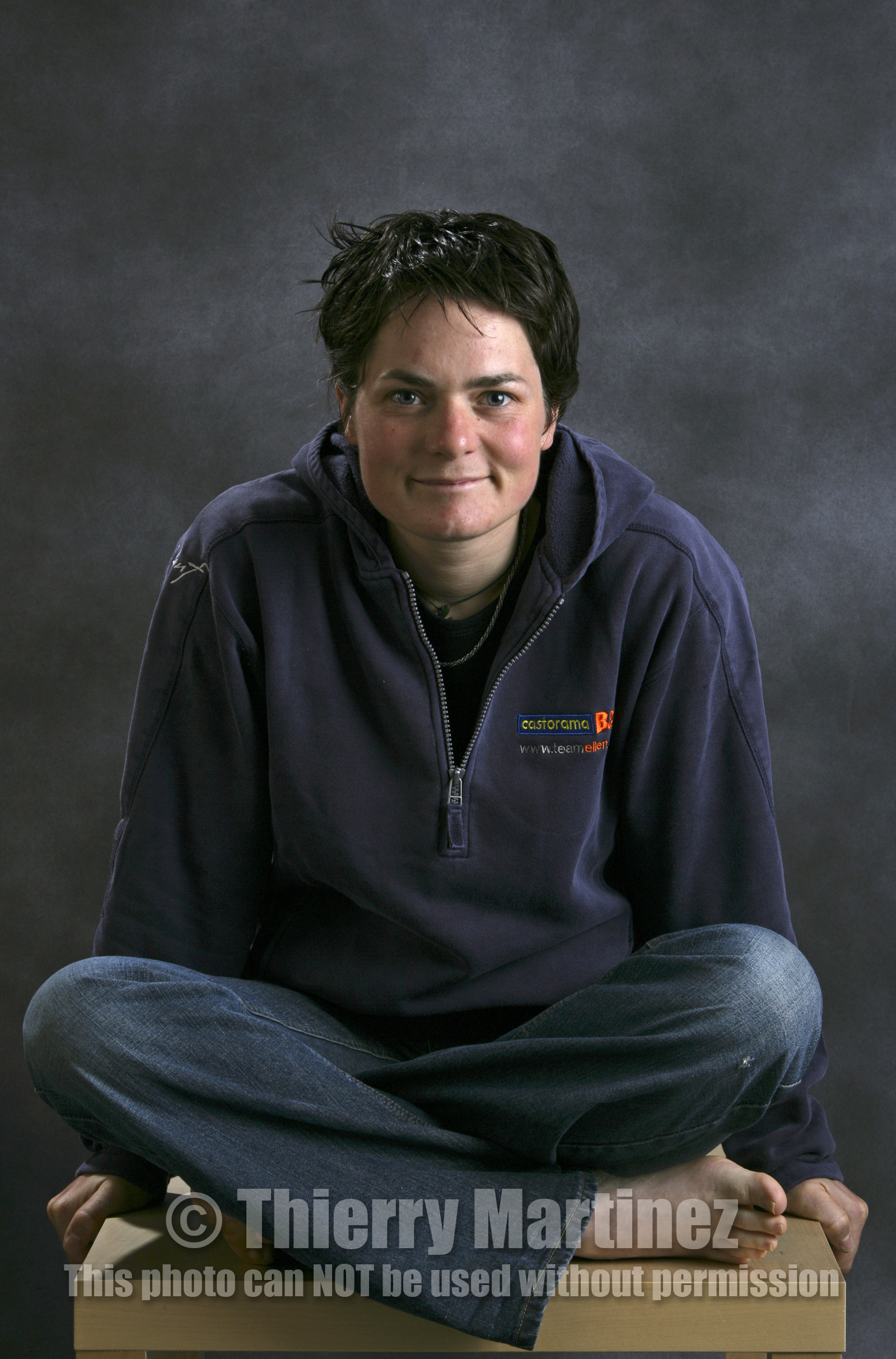 Ellen MacArthur Solo round the world record , finish(FRA)