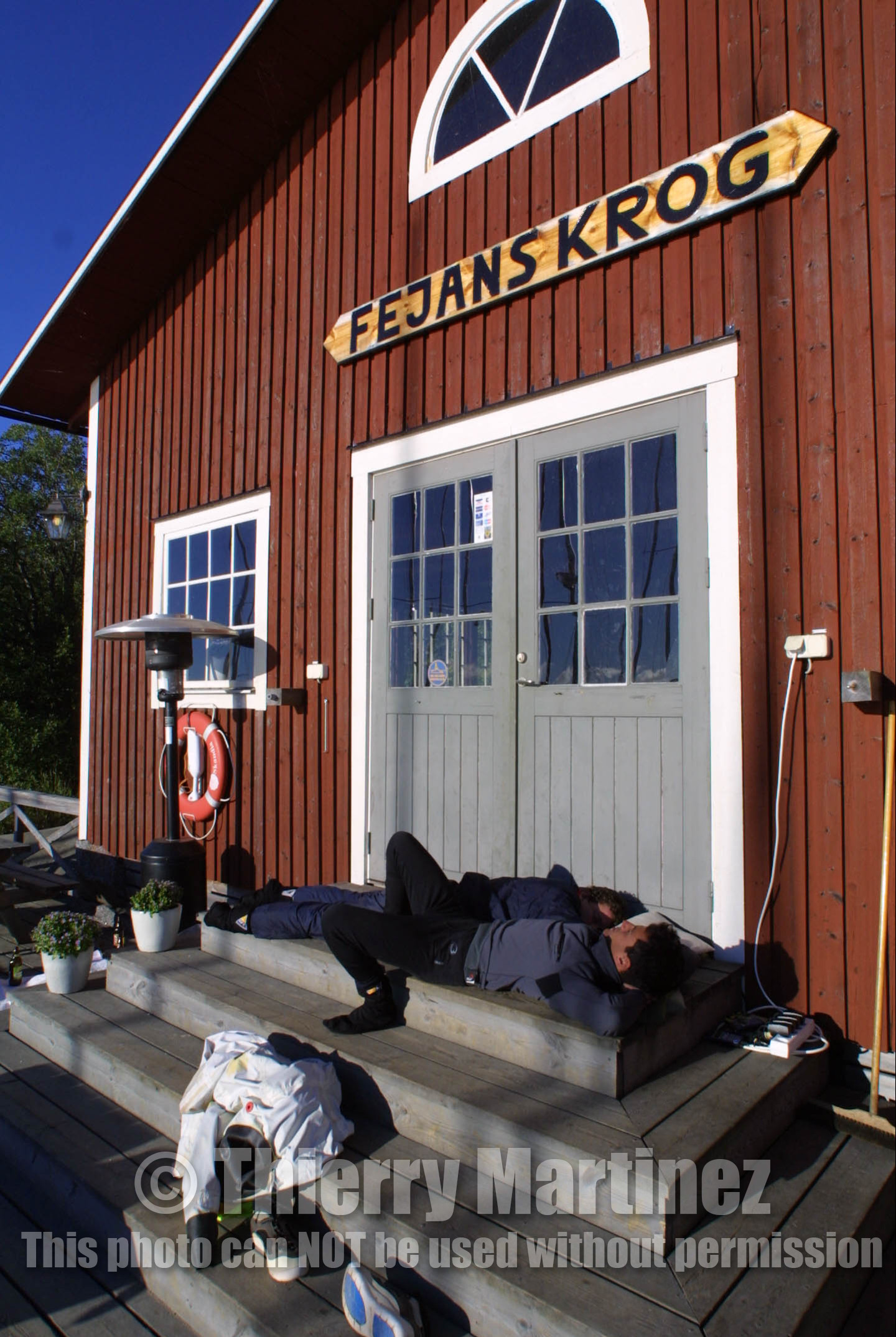 01_0484D-©ThMartinez- Sweden 1st 3rd August 2001. .Archipelago Raid (Catamaran Formula 18) Short rest for F.Cammas.&Steve Ravussin in Fejans