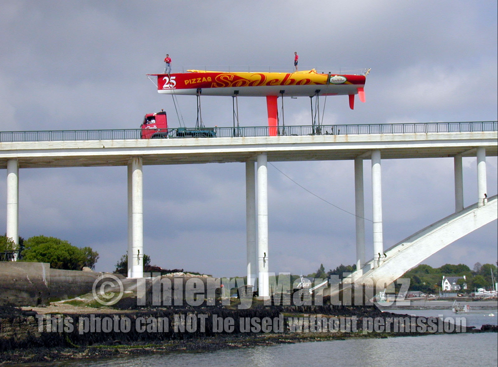 ©Thierry Martinez   Sea&Co. Open 60' SODEBO , skipper Thomas Coville ( FRA).Transport du bateau vers La Trinite sur Mer( 56)..Le bateau passe sur le pont de Kerisper.