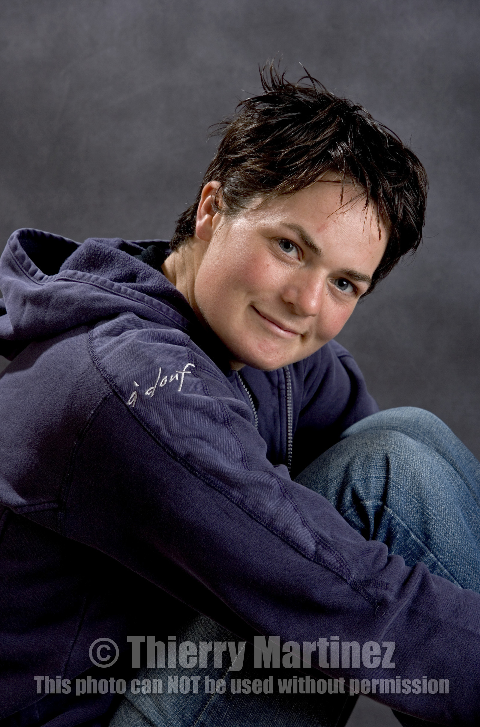 Ellen MacArthur Solo round the world record , finish(FRA)