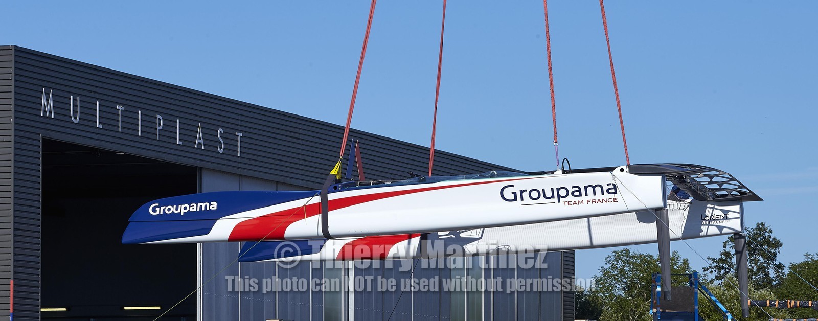 16_32010  ©Th.Martinez Sea&Co.   VANNES - FRANCE. 7 Juillet  2016. .America's Cup. Mise à l'eau de l'AC45 Turbo de Team France, à Vannes (FRA) au chantier Multiplast.