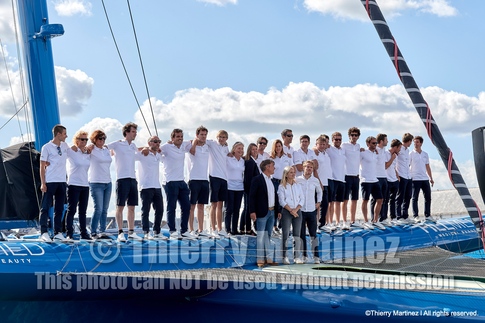 Baptême du trimaran ULTIM de François Gabart « SVR-LAZARIGUE » par Mélanie Laurent à Concarneau.